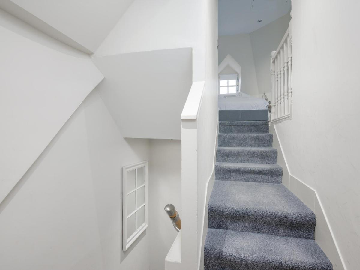 Pass The Keys Historic Ramsay Garden Apt With Balcony Views EDI Exterior foto