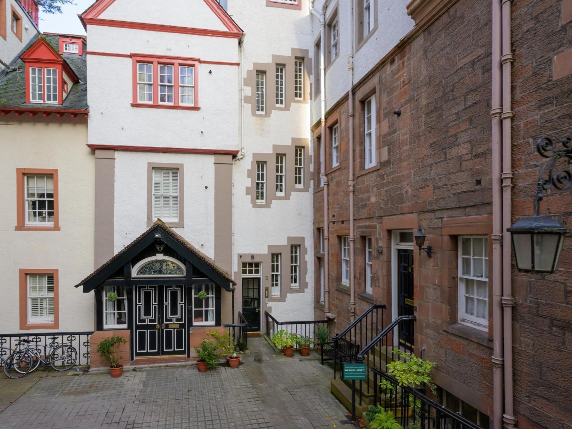 Pass The Keys Historic Ramsay Garden Apt With Balcony Views EDI Exterior foto